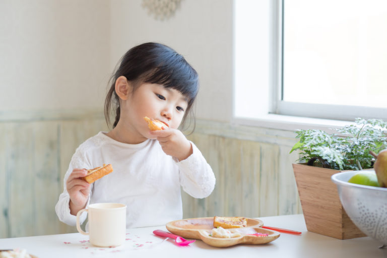 Chế độ ăn uống chưa hợp lý sẽ tác động xấu đến hệ tiêu hoá của bé